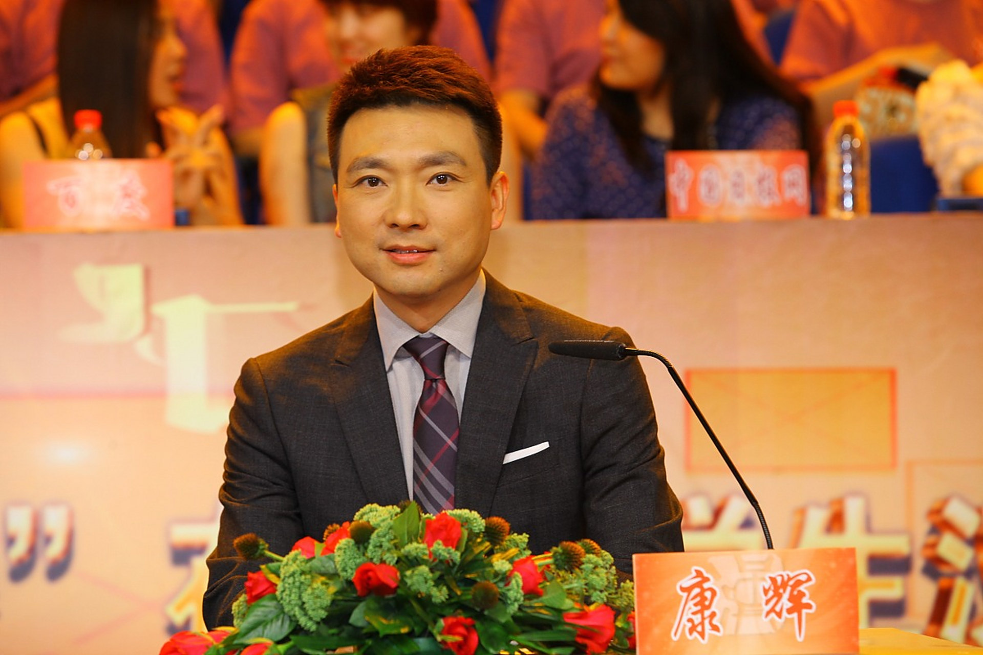 康辉之前的新闻联播主持人是谁(康辉新闻联播主持人介绍)