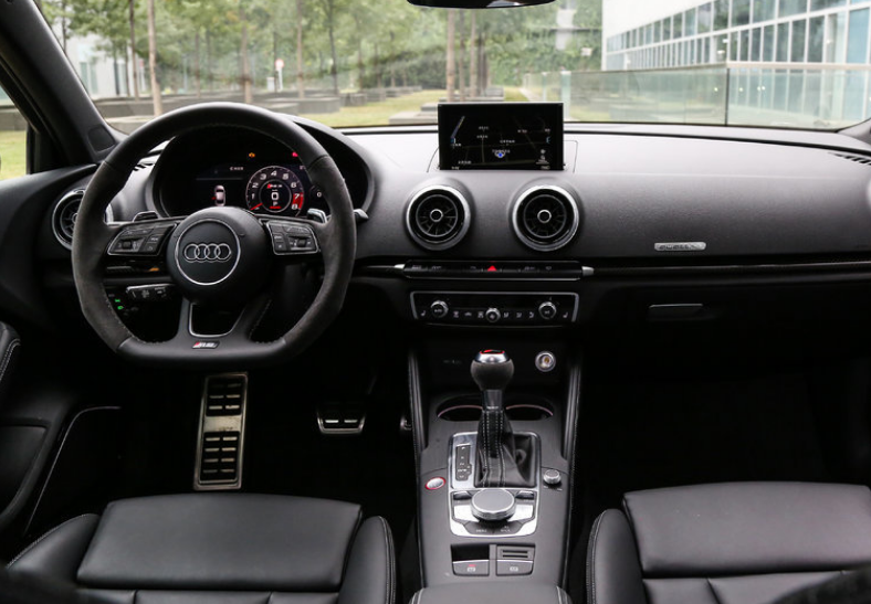 奥迪rs3整车的设计简约,立体感十足,给人一种很高档的感觉