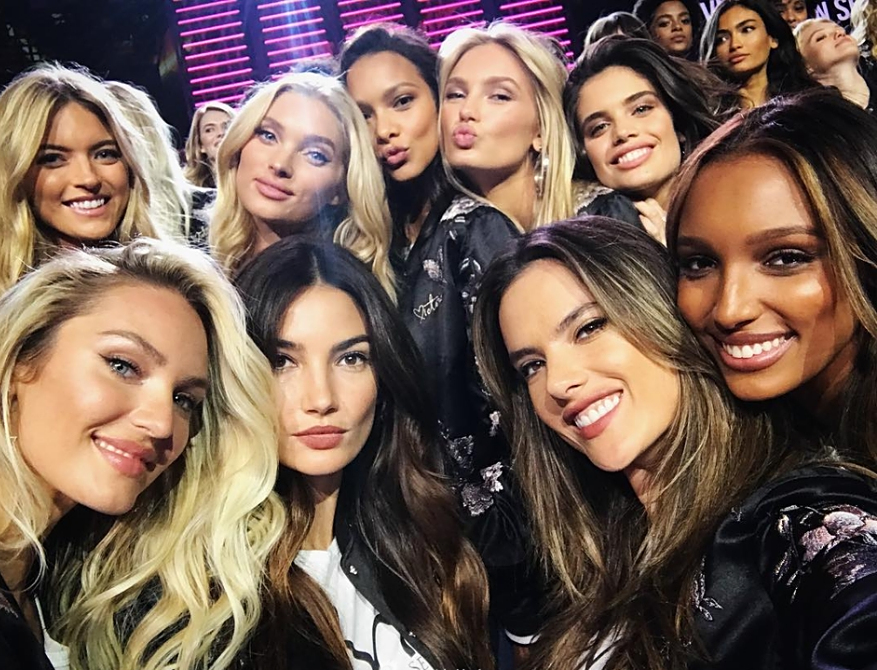 维密美天使大合照,有颜有身材,每一张却都有她?太美了吧!