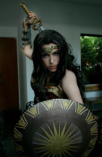 神奇女侠cos,网友:第四个小姐姐的剑,是某多多拼回来的吧?