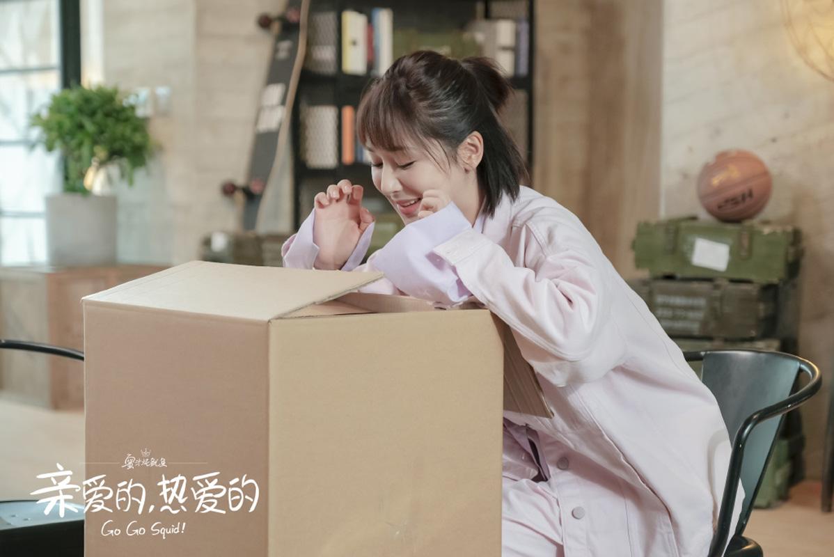 女生追剧的样子真是太美了,网友:大家好,这是真实的我无疑了!