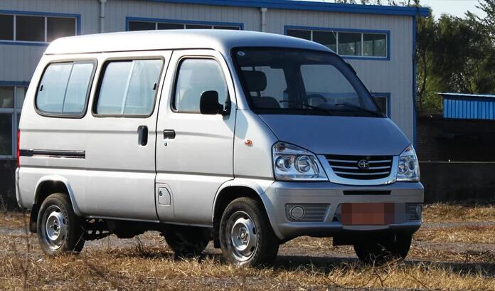 一汽吉林-佳宝v52,外观设计很大气,给人一种豪华感