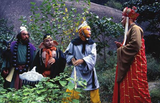 西游记罕见老照片:最后一张是师徒四人与导演的生活照!