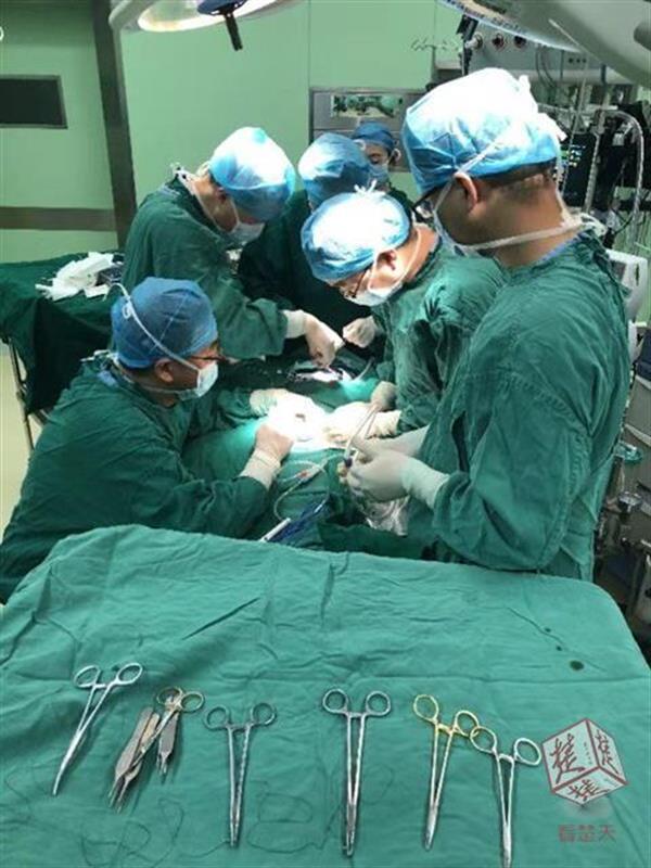 男婴天生两个小丁丁,医生帮他恢复正常