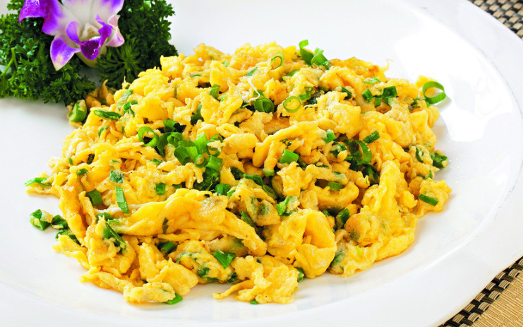 鸡蛋是万能型搭配食材,韭黄炒蛋,小葱炒蛋,经典搭配,开胃下饭