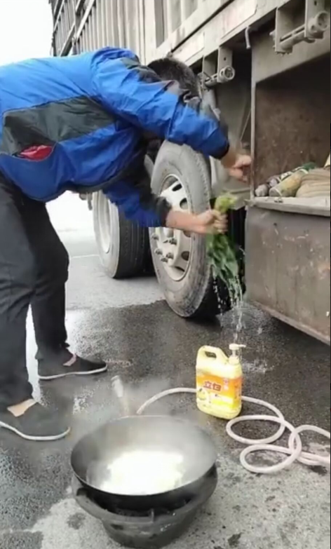高速路上做饭吃,货车司机好样的!网友:货车耽误了一位好厨师!