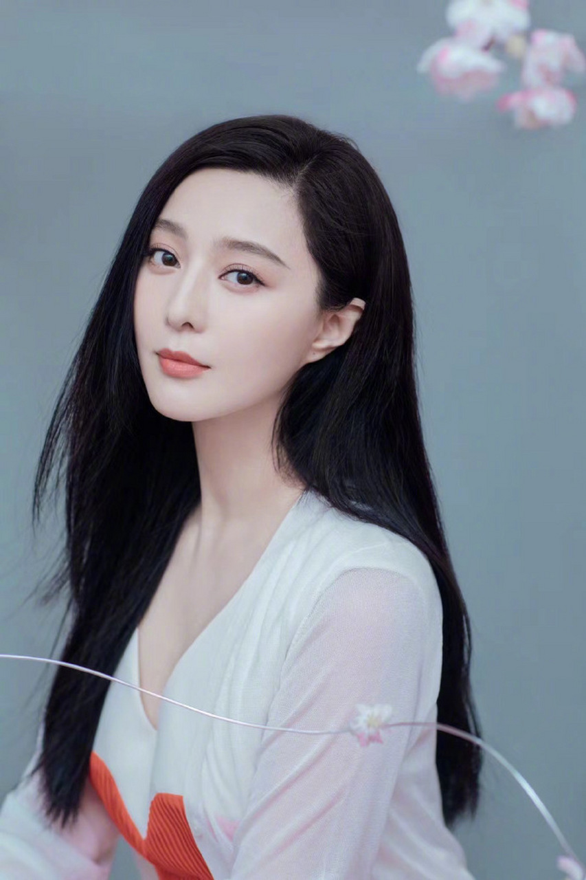 范冰冰秀发真惹眼,配上一袭"爱心长裙"优雅温婉,美得让人惊艳~ #万物