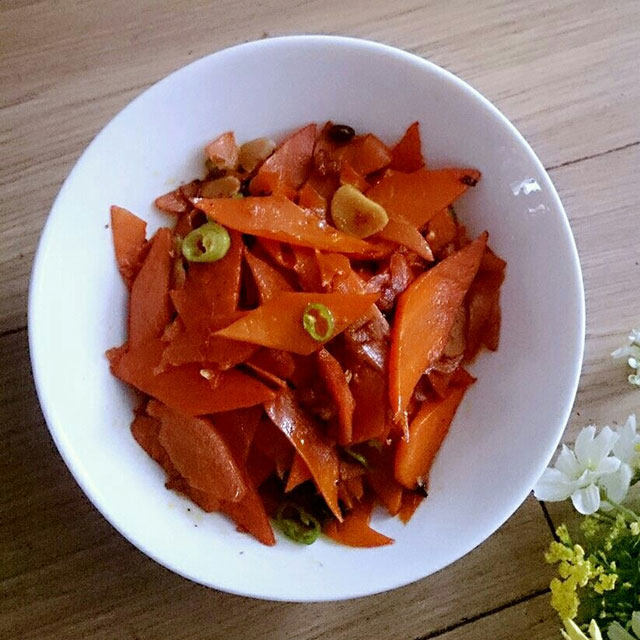 炒胡萝卜片简单又营养,还很下饭,在家里超受欢迎