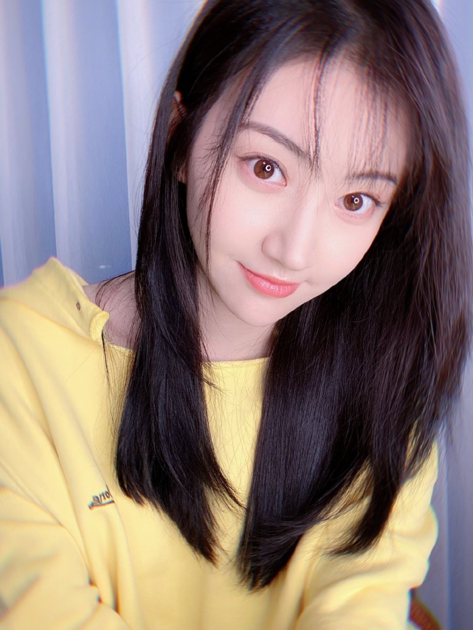 皮肤白皙有光泽,对镜比心比耶卖萌十分可爱