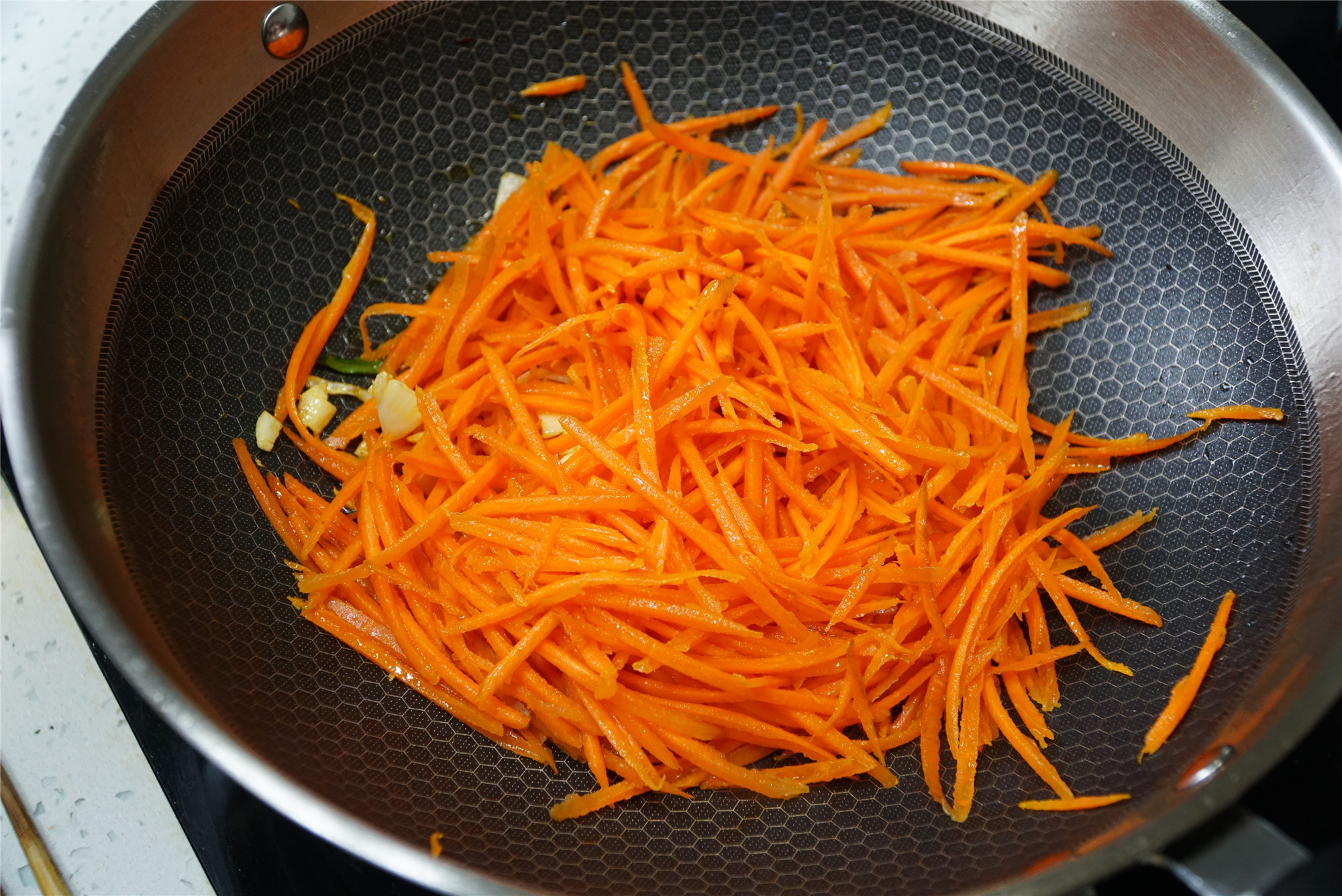 奶奶教的炒胡萝卜,鲜香下饭,营养充足,老一辈的做法真香