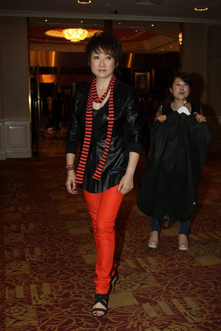 2018年,柯以敏的丈夫去世了,她在整理丈夫遗物时,发现丈夫在外面养了