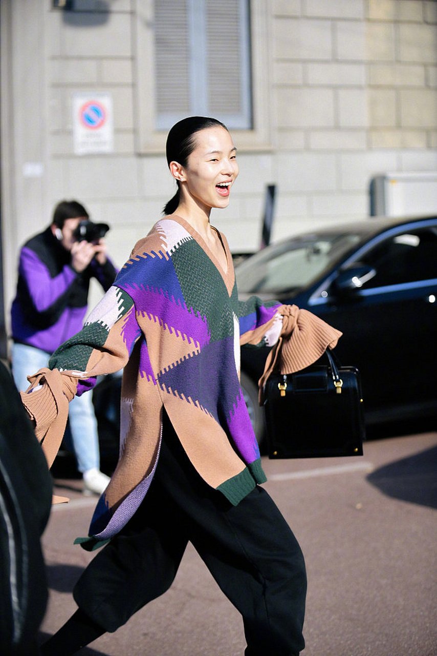 雎晓雯米兰时装周街拍,拼色毛衣明媚阳光,古灵精怪的少女的模样.