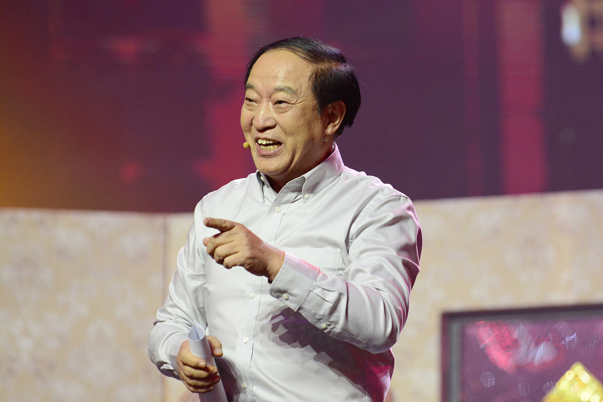 相声演员牛群曾经和冯巩搭档风光无限,后来瞎折腾又是当这当那,又是搞