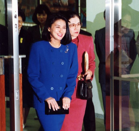 这皇后的戒指真重,雅子妃王室生活不容易,还没过门就给下马威!