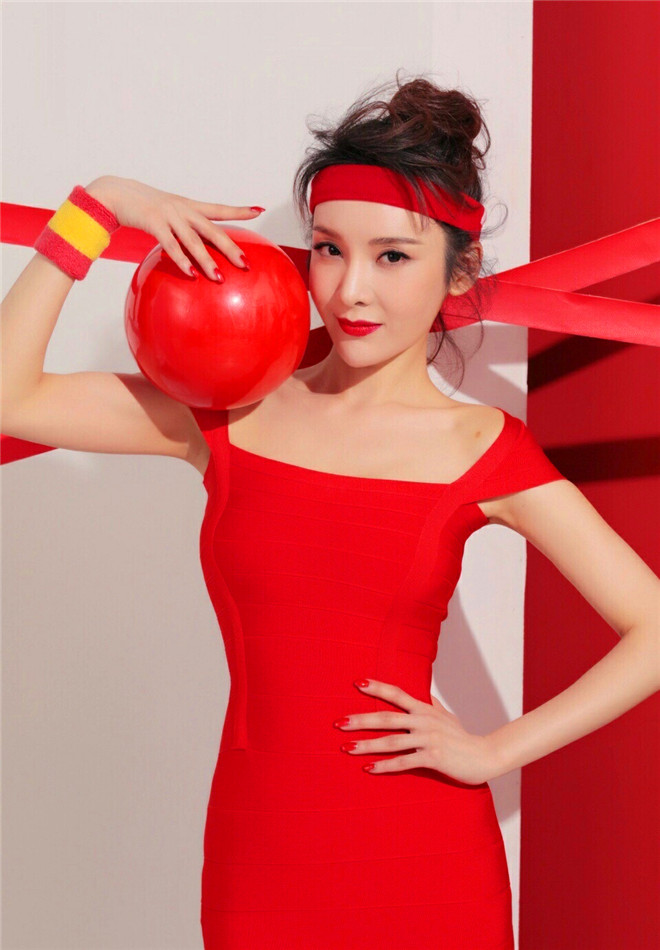 她在《幸福满满》里出演"麻辣萌媳"罗珊珊,在现实中清纯亮丽!