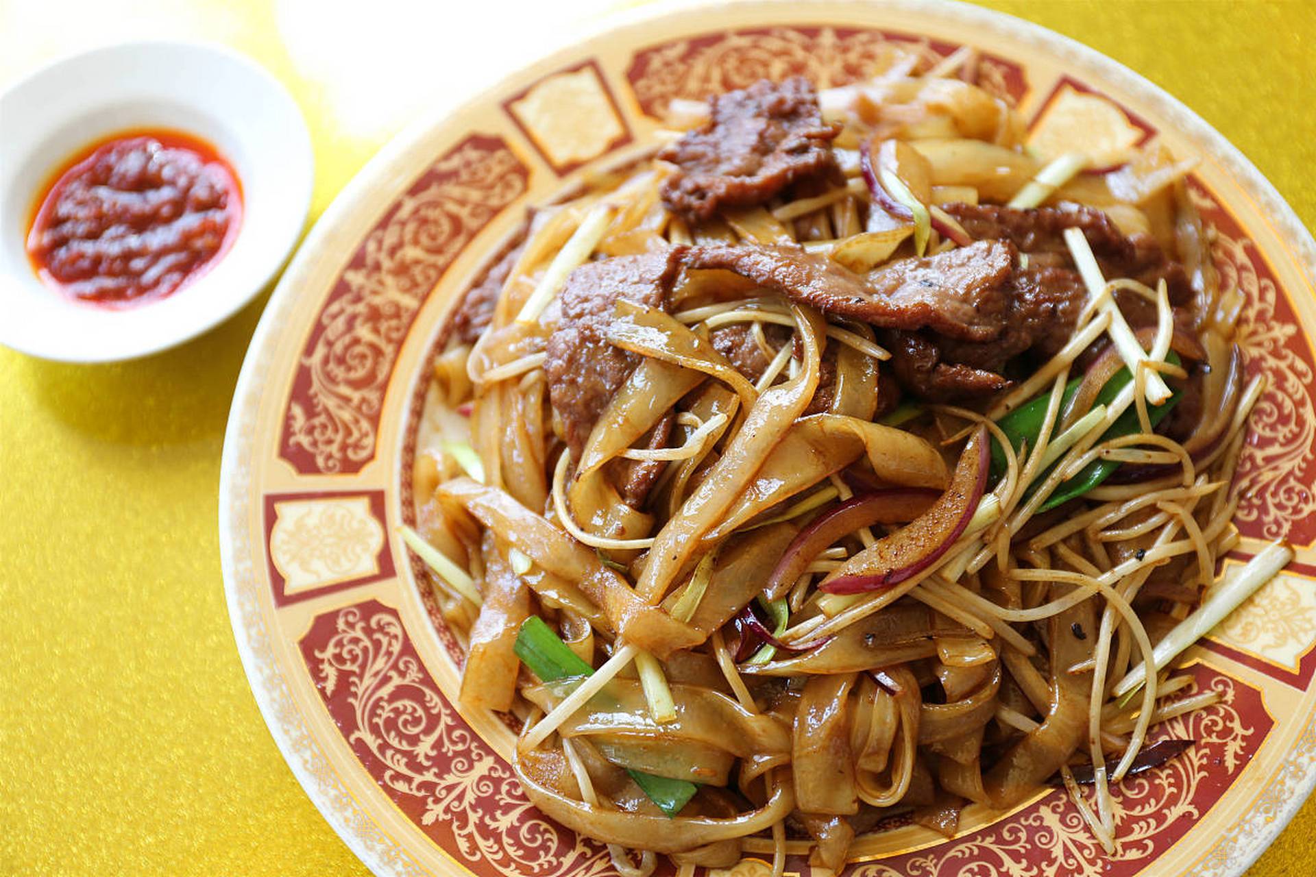 在广州,香港以至海外的粤菜酒家,香港的茶餐厅,干炒牛河几乎成为必备