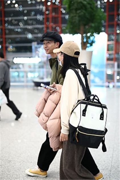 左立与新婚妻子熊小玥现身机场. 转载自百家号作者:且作沧桑娱乐