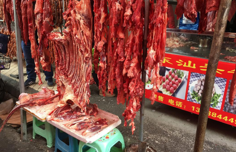 为何菜市场上牛肉挂着卖,猪肉却摆在案板上?满满的都是套路!