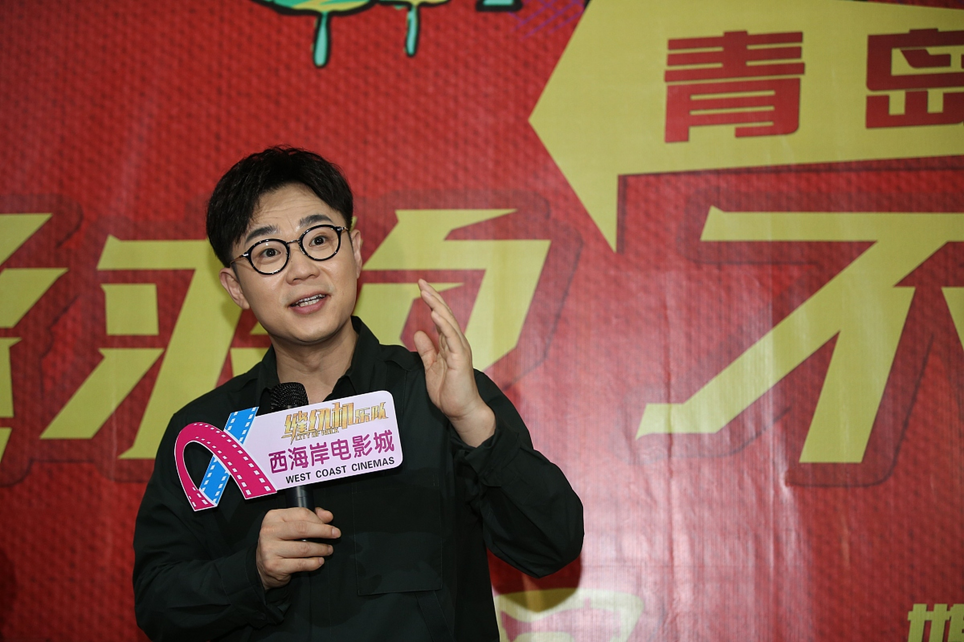 大鹏的故事告诉我们,每个人都有机会实现自己的梦想,不论起点如何.