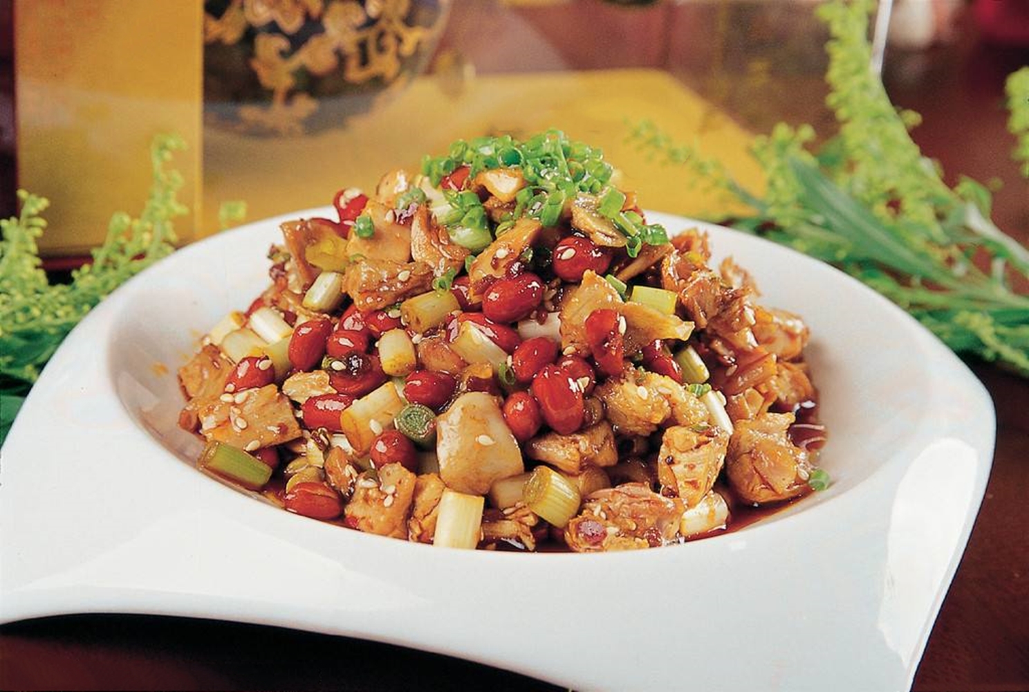 教大家做花仁炒兔丁,细嫩爽滑,香味醇厚,别有一番风味