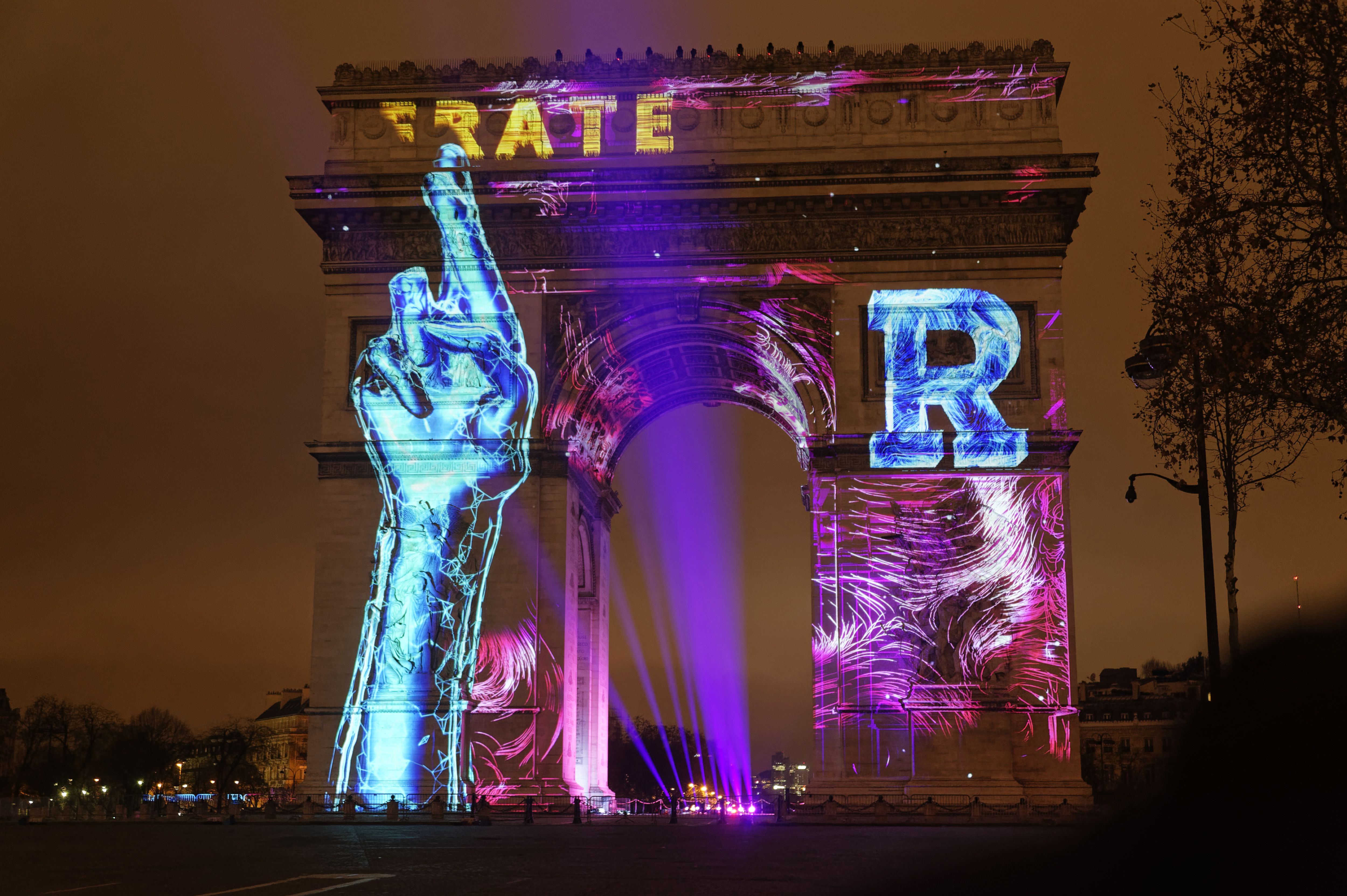 (15)巴黎:凯旋门灯光秀迎新年