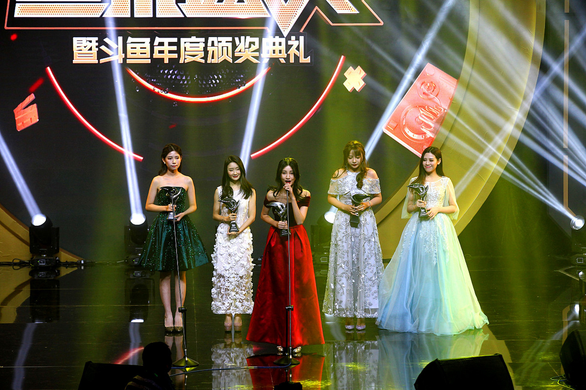 斗鱼已经凉了,还在播的一批主播到期后大多不会在续了,都转战抖音.