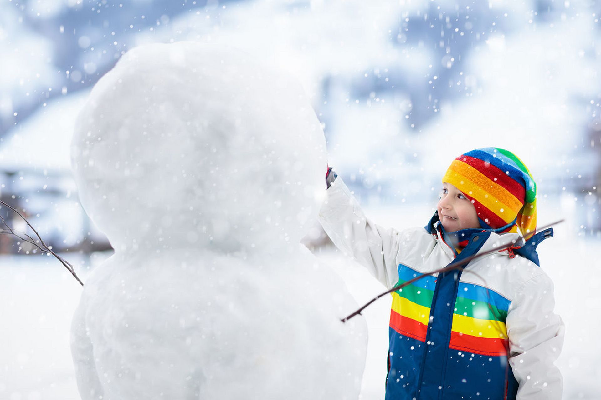 小朋友玩雪照片图片