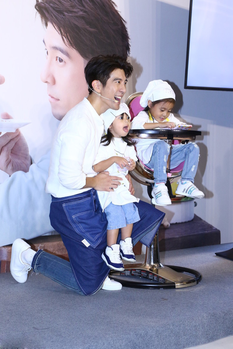 奶爸修杰楷携女儿咘咘波妞同台,波妞肉嘟嘟比v超有镜头感