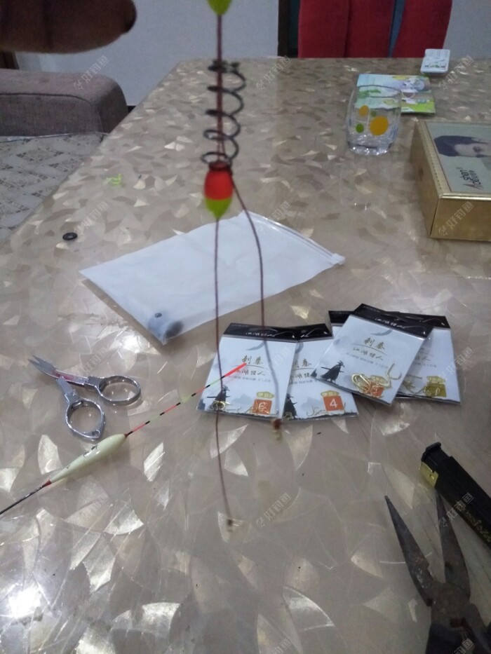 商品专题_鲢提起来看看,出钓时我们可以根据需要推动七星漂的上下位置