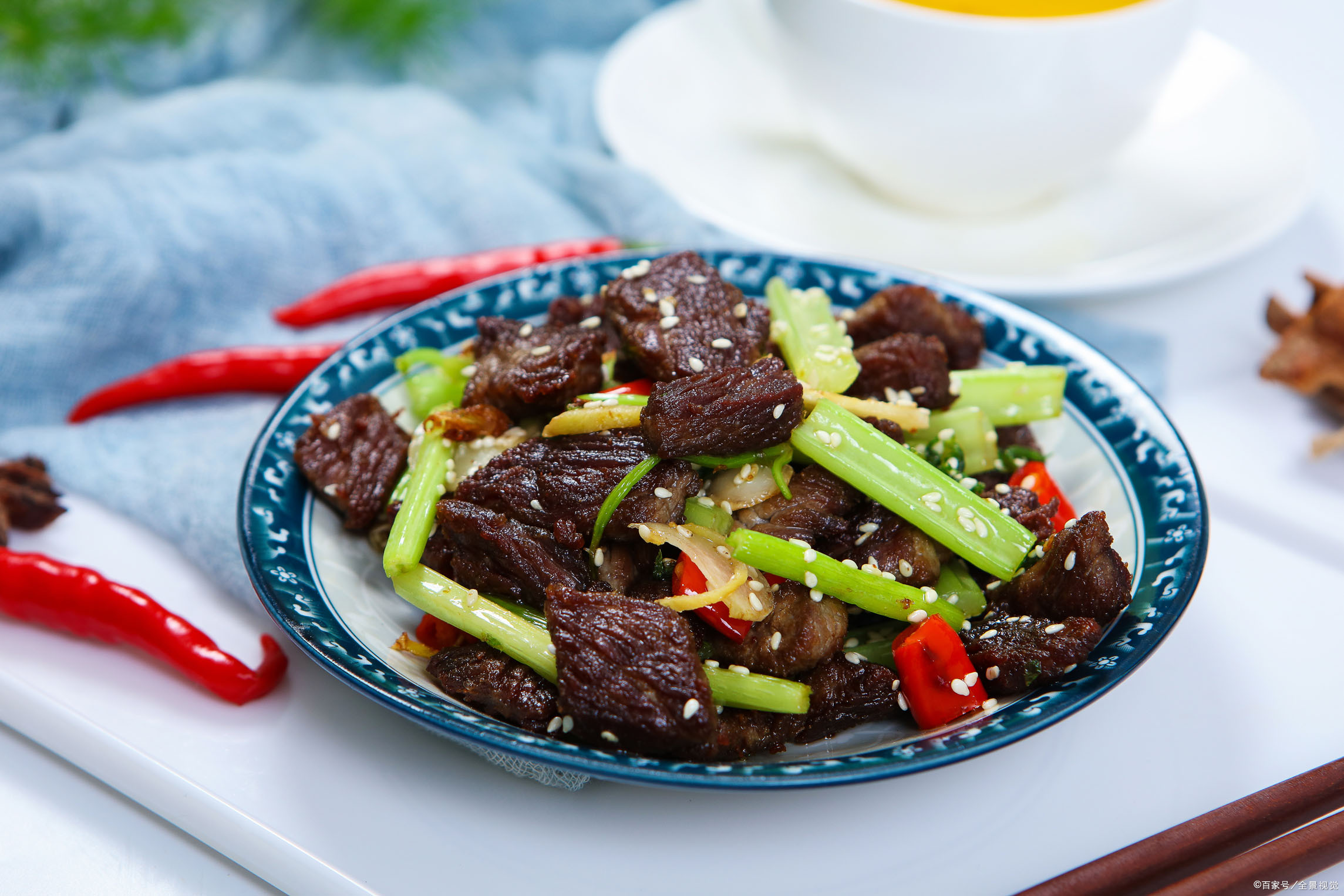 教你山芹炒肉丝的家常做法,山芹清脆,肉丝嫩滑,好吃易学!