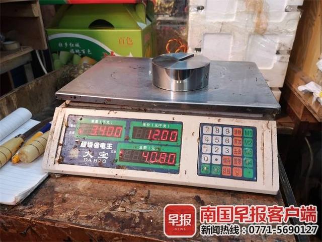 2公斤的砝码在秤上显示3.4公斤.