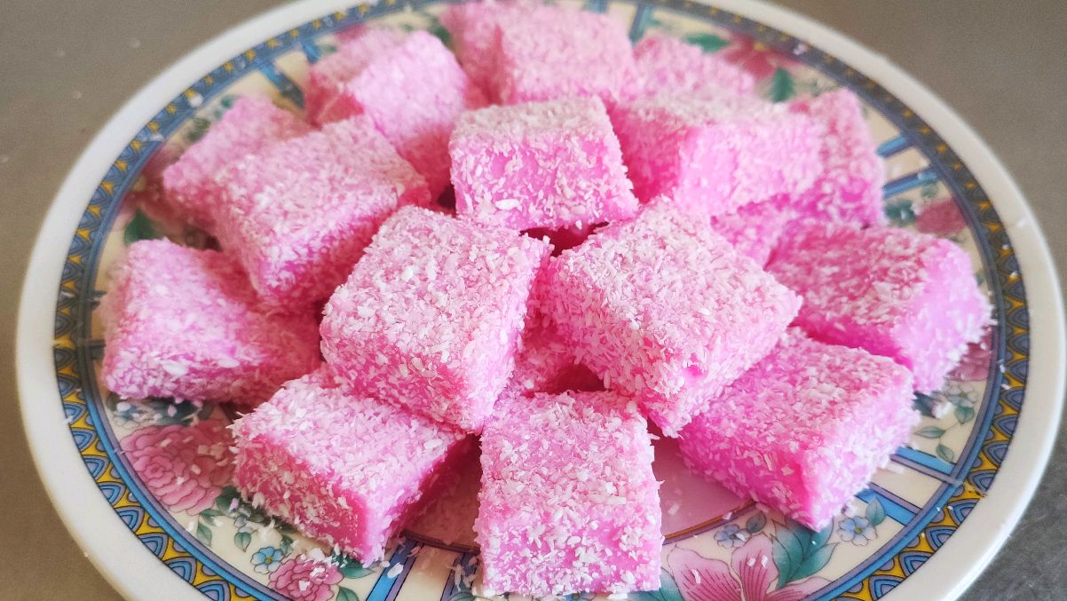 椰蓉牛奶小方,奶香味十足的甜品,自己在家做起来