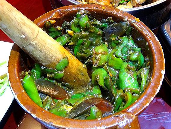 湖南大厨做皮蛋擂辣椒,做法"很粗暴",口感香辣吃不腻