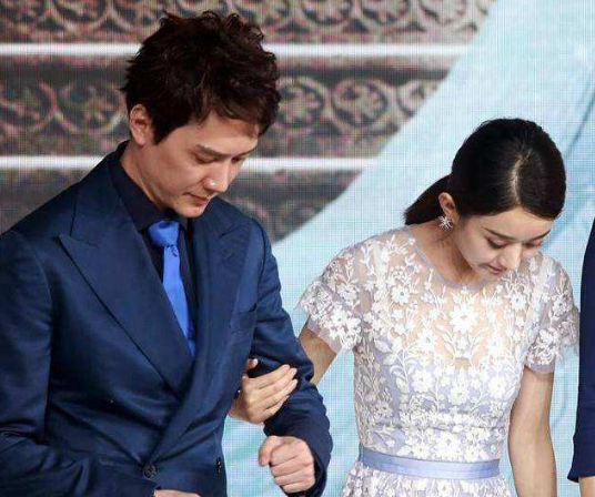 冯绍峰晒了一张自拍,大家关注的却是墨镜里的丽颖,这份恩爱满分