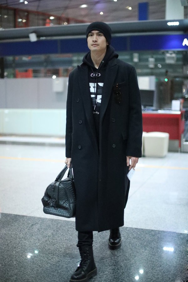 张云龙一袭黑衣现身机场,手提行李袋帅气十足!