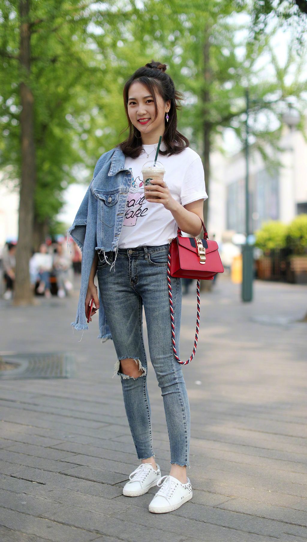 街拍:美女半丸子头减龄又时尚,简单的白t加破洞牛仔裤,系带小白鞋