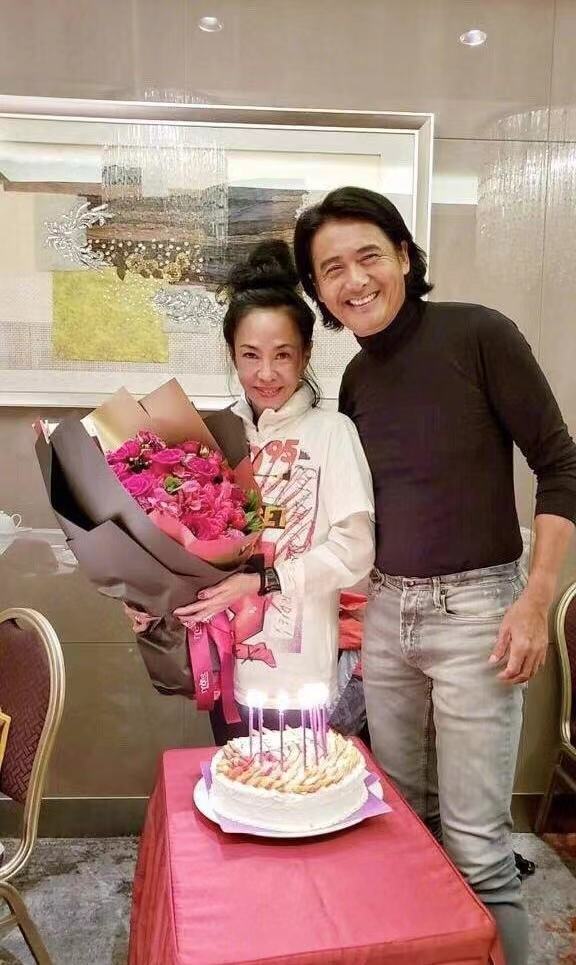 周润发为妻子陈荟莲庆59岁生日,一好友撞脸张国荣,你看像吗?