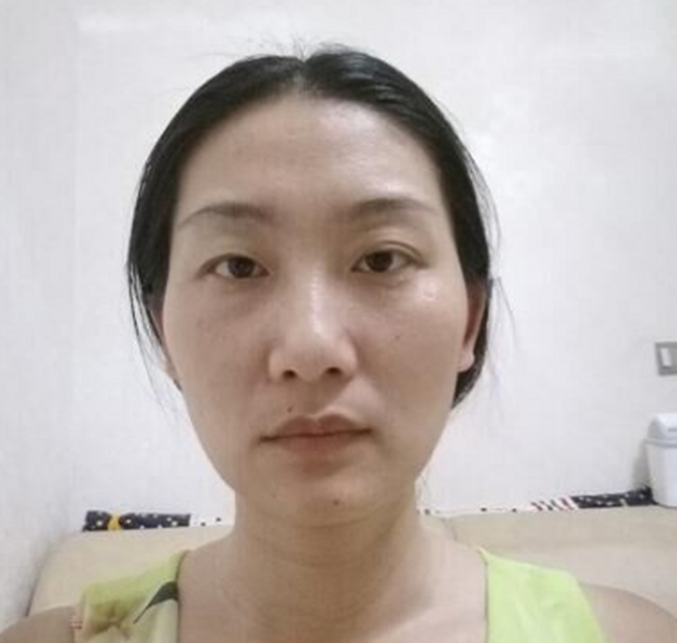 面相眉骨微凸,做事有魄力,性格上偏急躁,做事比较激进,事业心重,在