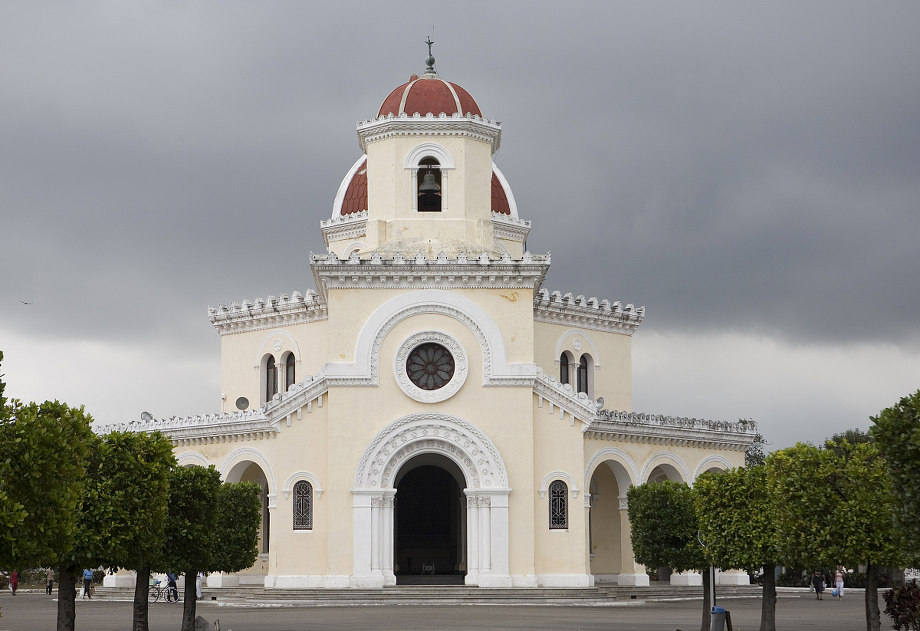 广东霞山天主教堂,位于湛江市霞山区,是华南地区最具有哥特式风格的