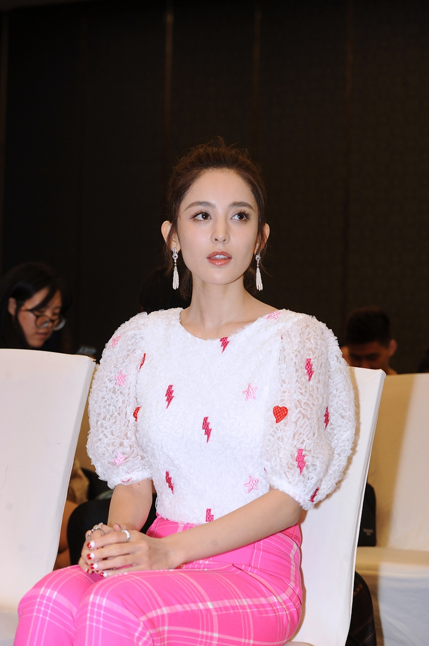 张绍刚问古力娜扎:被人叫错名字是什么感觉?