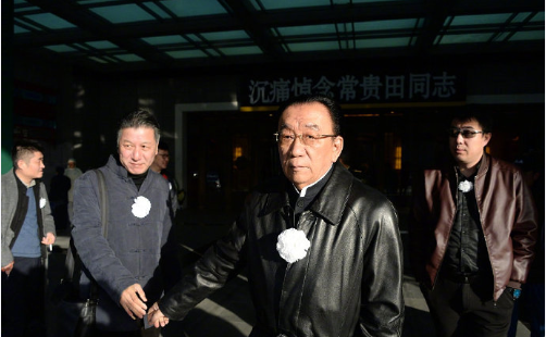 老艺术家常贵田追悼会召开,侄子常远悲痛接待,侯耀华表情肃穆