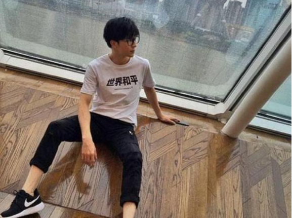 薛之谦晒出自己的豪宅,家里设计了独立健身房,喜欢在浴缸里自拍