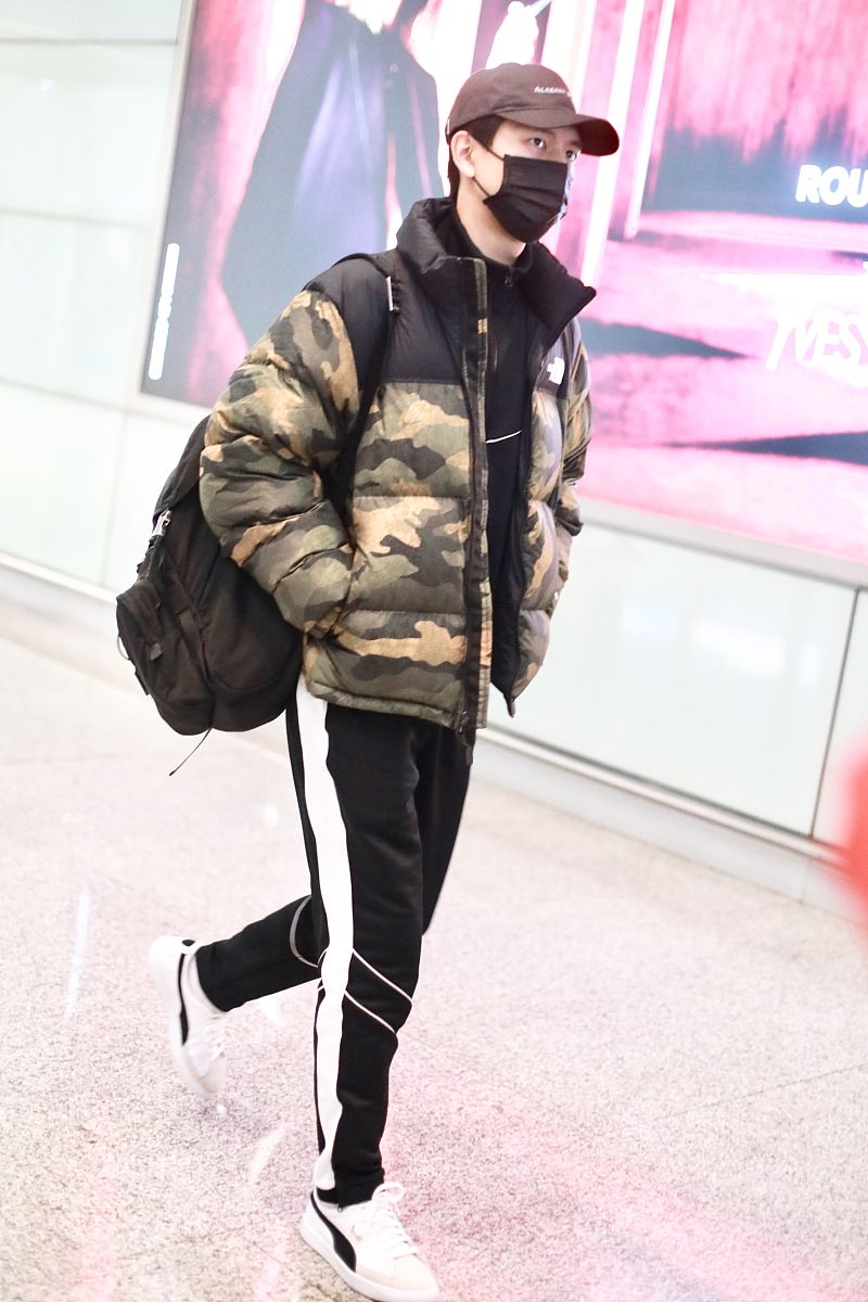 李现街拍:the north face迷彩羽绒服 puma运动裤装帅气潮男