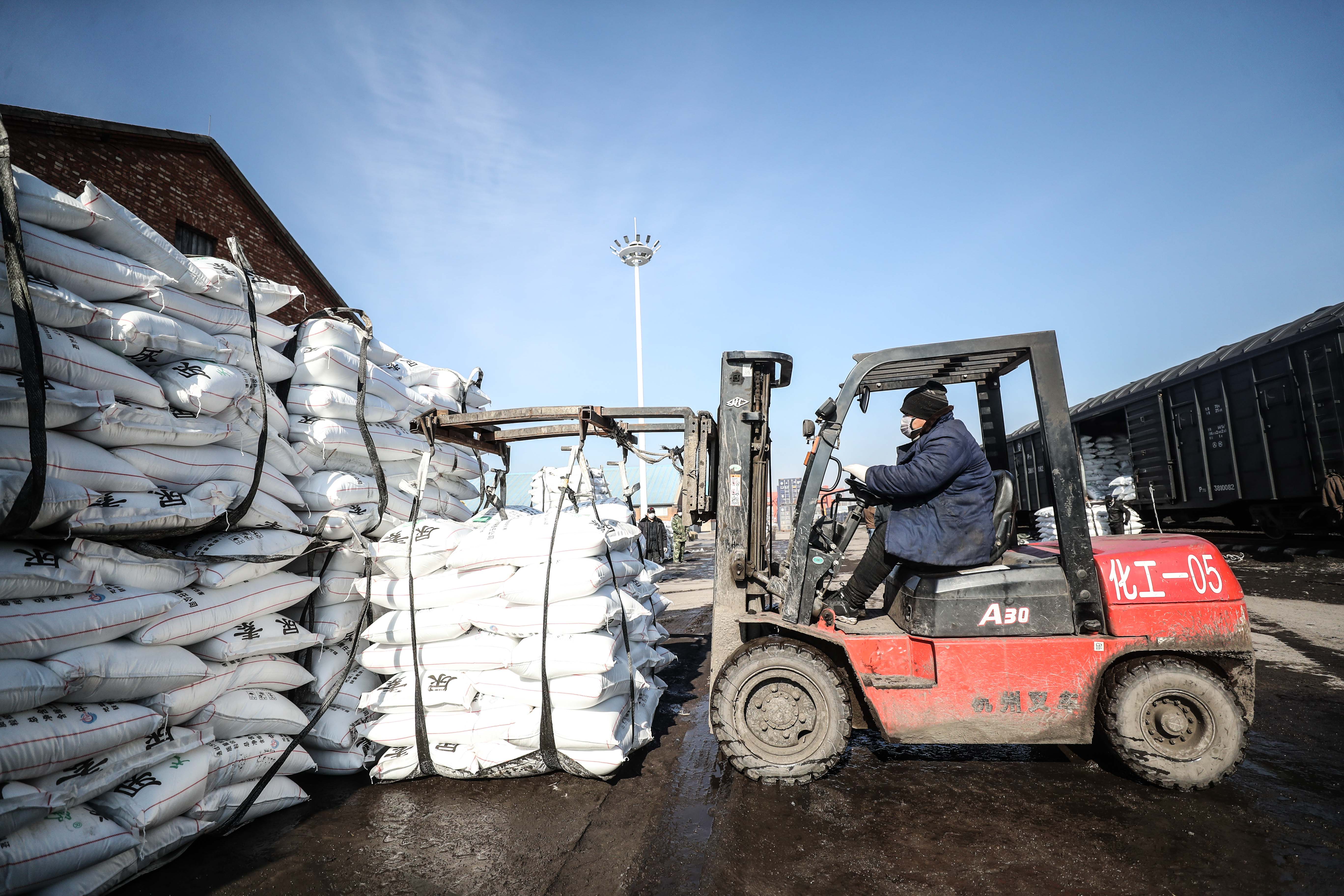 保障春耕备耕物资运输