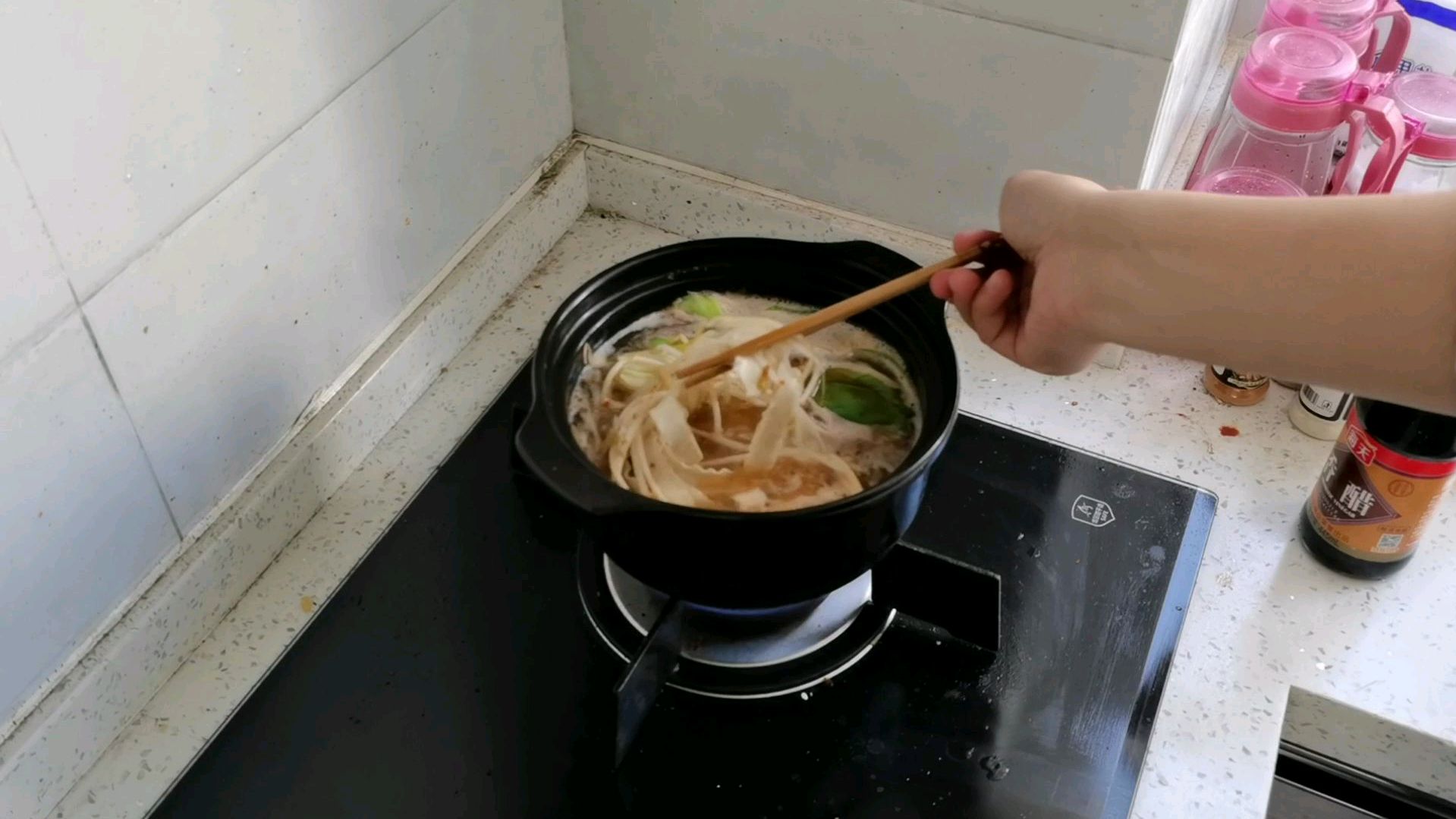 王胖子自制美食:砂锅面,面条劲道汤鲜味美,快来试试吧