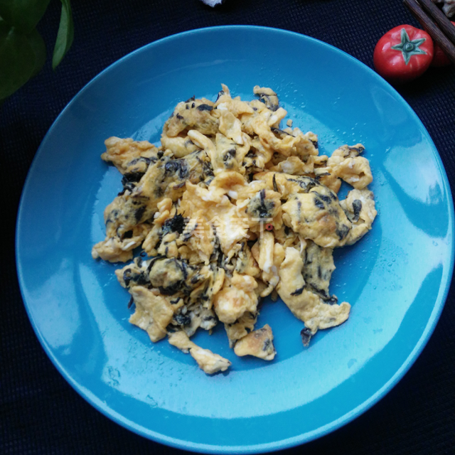 梅干菜炒鸡蛋,细嫩鲜香,美味可口,看到就直流口水!