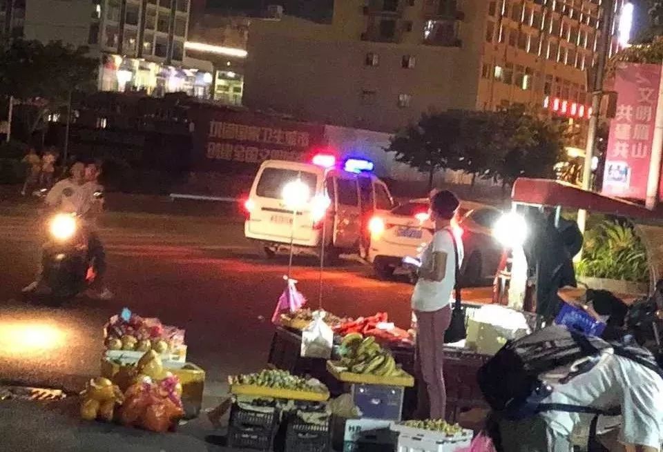 色情暗示?在广西一大学门口有人在车顶放饮料