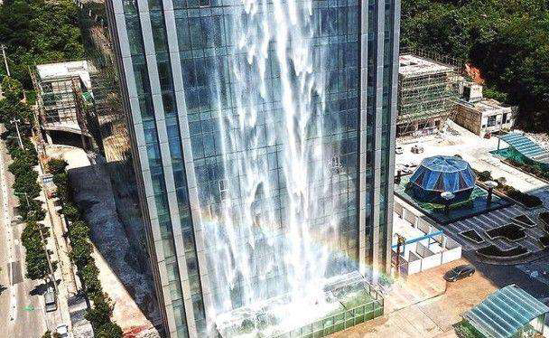 中国建筑的又一奇观:楼与瀑布完美结合,场面壮观却不敢开
