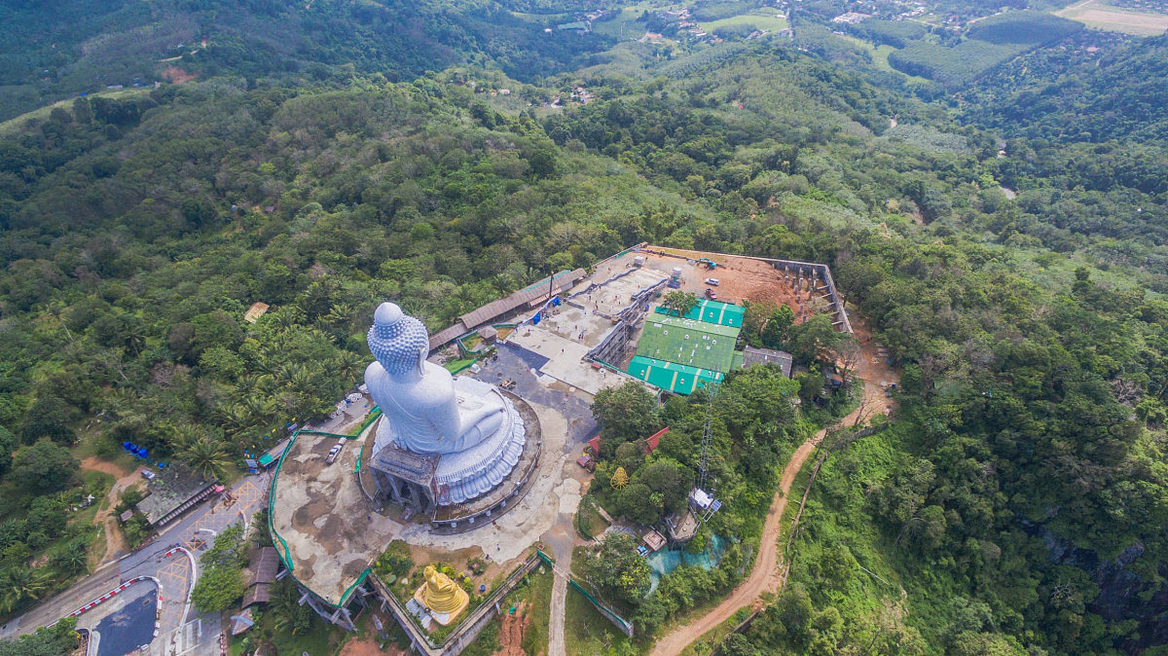 广东番禺莲花山,一个以山水风景闻名的旅游胜地,占地面积约2000多亩