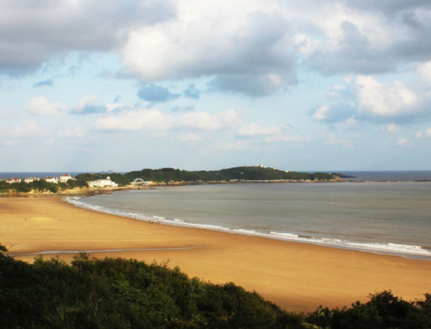 赏"十里金沙,五沙连环"的海湾景致,登青山峰远眺连绵的山脉